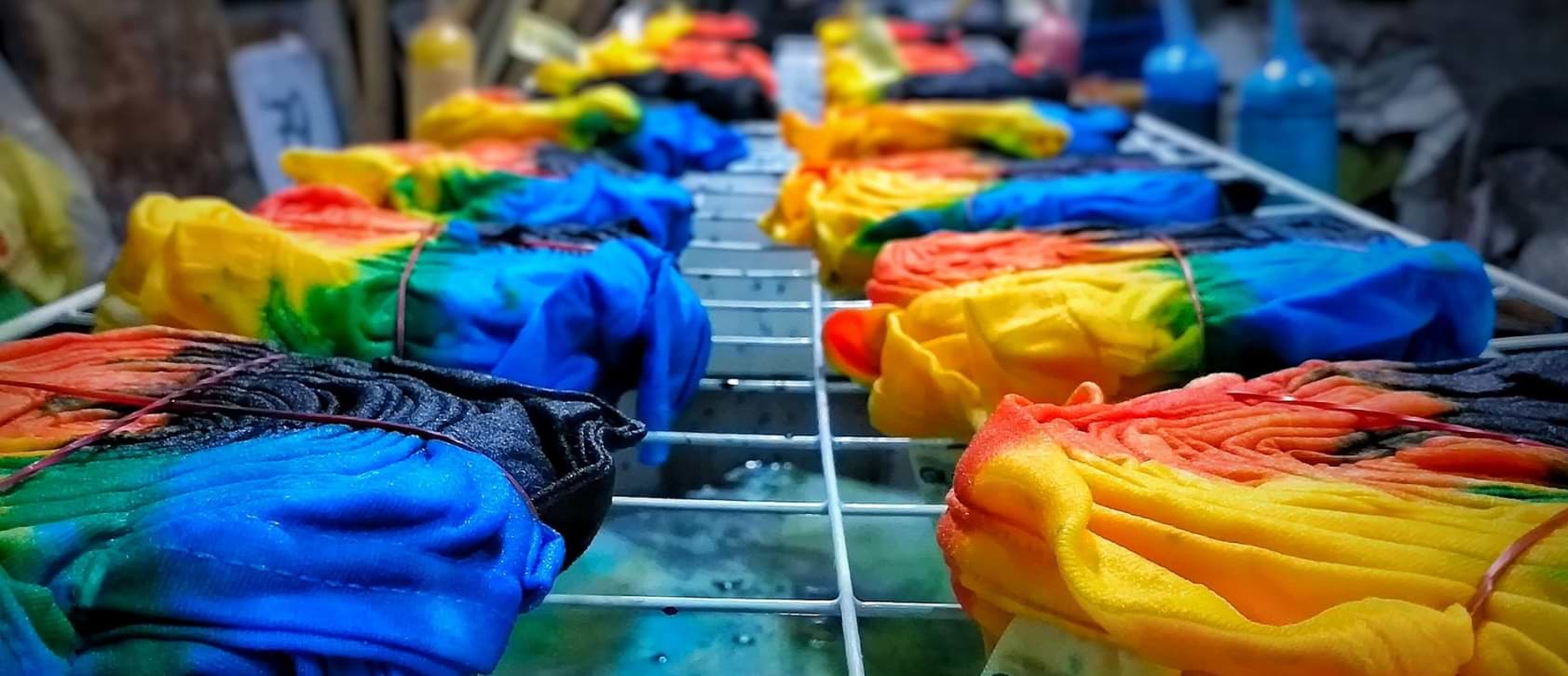 tie dyeing a grey shirt